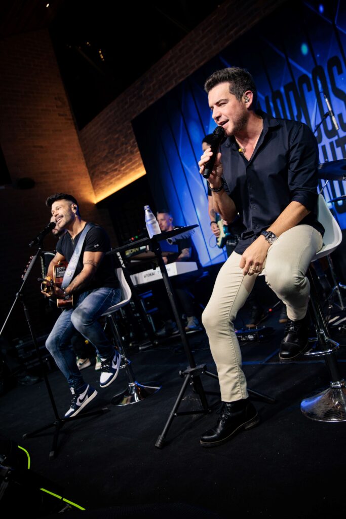 imagens: divulgação D'Brescia - show da dupla sertaneja Marcos&Belutti; a dupla com os sócios e convidados; os sócios Faxa e Cléber na nova unidade SBC