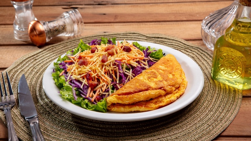 Com a omelete entre opções de acompanhamento, a Salada Crocante chega à linha 'Levíssimos' - Fotos: Divulgação/Halipar
