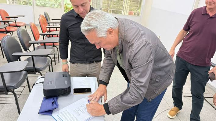 Secretário de Governo Marcos Michels assina o PLAMSAND - Foto Divulgação