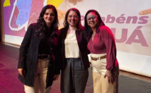 Daniele Alves da Silva, Analista Técnico Educacional; Silvia Simoni Orlando, Gerente Regional; e Priscila Gomes Luiz, Agente de Relações com o Mercado, do SESI-SP, durante evento realizado no Teatro Municipal de Mauá que marcou a formalização da parceria. Foto: Divulgação