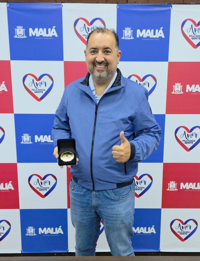 Prefeito Marcelo Oliveira exibe a medalha em homenagem à Casa do Trabalhador oferecida pelo Governo Federal- Fotos: Divulgação - PMM