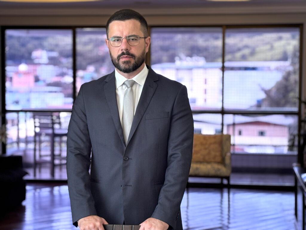 Crise empresarial expõe a cultura do improviso, alerta Dr. Daniel Rocha Rodrigues Por que a inadimplência recorde exige uma nova cultura de decisão no Brasil de 2026 A inadimplência empresarial atinge patamares recordes e revela uma ferida que vai além dos números: a falta de uma cultura sólida de risco e de proteção financeira. Em um ambiente de juros elevados e câmbio instável, a forma como o empresário decide tornou-se tão decisiva quanto os índices econômicos. Muitas empresas ainda tratam a dívida como “acidente” ou fatalidade, quando, na prática, ela costuma ser o resultado previsível de decisões tomadas no escuro. Sob a ótica do advogado Dr. Daniel Rocha Rodrigues, OAB/MG nº 128.137, a crise raramente nasce de um único evento; ela é construída em silêncios diários: contratos assinados sem leitura minuciosa, parceiros escolhidos por impulso e crédito assumido sem projeção realista de fluxo futuro. “O risco é necessário, ele traz uma recompensa maior e está na veia do empreendedor raiz. Não é por ter assumido risco, se endividado, que o negócio é ruim. Há dívida boa.” afirma Dr. Daniel.