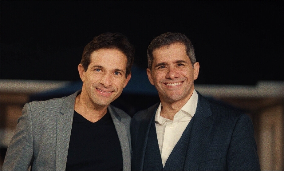 Irmãos Carvalho: aprender rápido é o segredo do crescimento exponencial Como o acesso ao conhecimento certo e mentores estratégicos transformaram dois imigrantes brasileiros em donos de empresas multimilionárias