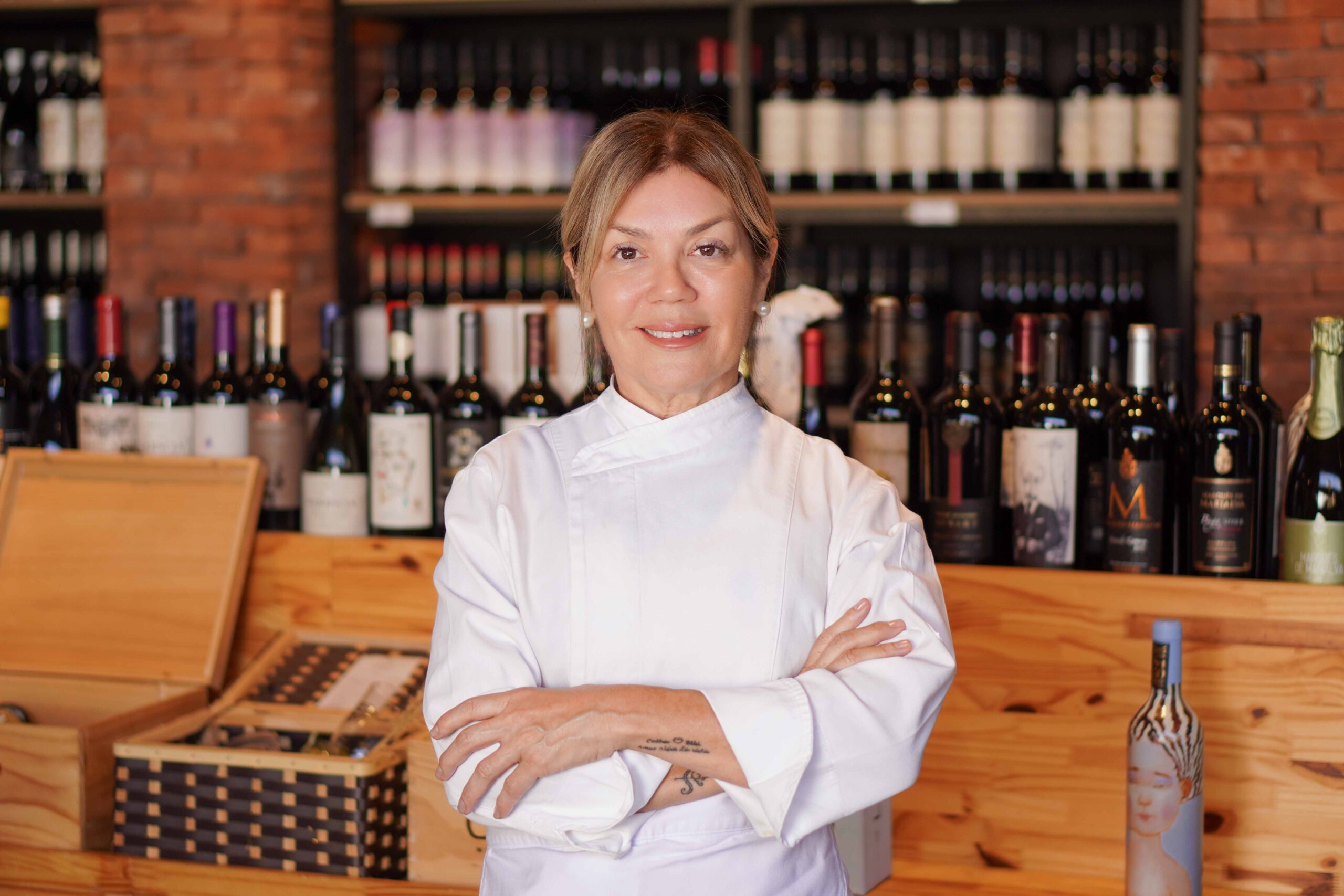 Hérika Skaff estrutura governança e profissionaliza os bastidores dos restaurantes nacionais A renomada consultora gastronômica Hérika Skaff desenvolve metodologias para conter gargalos financeiros de negócios de alimentação em expansão O universo de estabelecimentos voltados à culinária de alto padrão enfrenta um obstáculo invisível, que se esconde atrás do brilho do salão. Empreendedores com frequência iniciam suas atividades inspirados por um ideal artístico e autoral, mas acabam deixando em segundo plano a infraestrutura técnica indispensável para gerir a operação. Diante dessa busca por sofisticação estética que desconsidera as complexas engrenagens de sustentabilidade econômica, surge a necessidade de reverter o amadorismo administrativo. O trabalho da consultora gastronômica Hérika Skaff ganha destaque precisamente nessa lacuna ao propor a transição de táticas de controle avançadas para marcas de médio porte que buscam expandir sua atuação sem comprometer as margens de lucro.